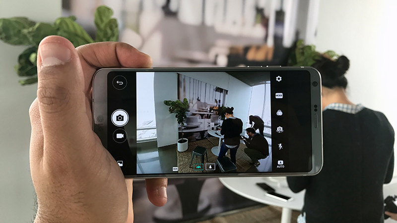 The 18:9 LG G6. (Image: Michael Nunez/Gizmodo)